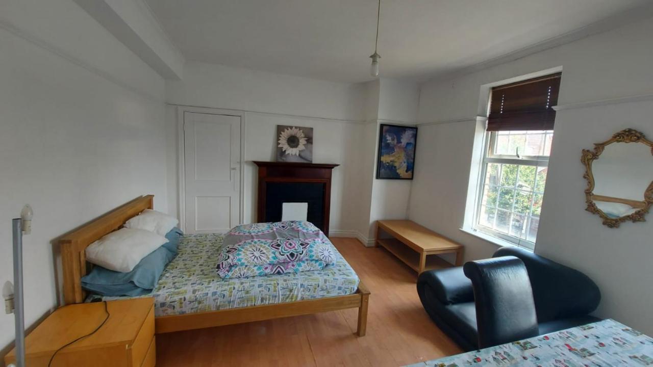 London Edgware Station Apartment Exterior photo