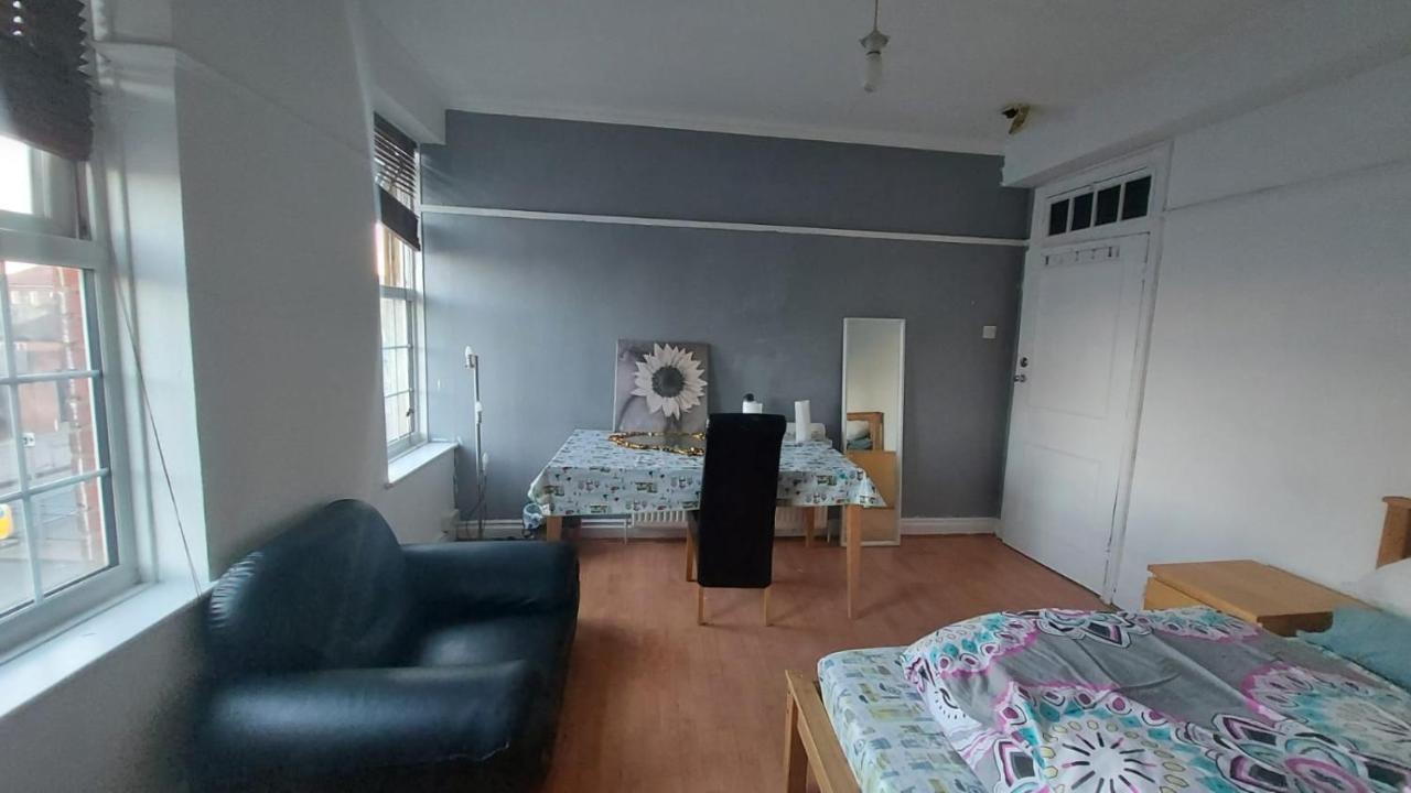 London Edgware Station Apartment Exterior photo