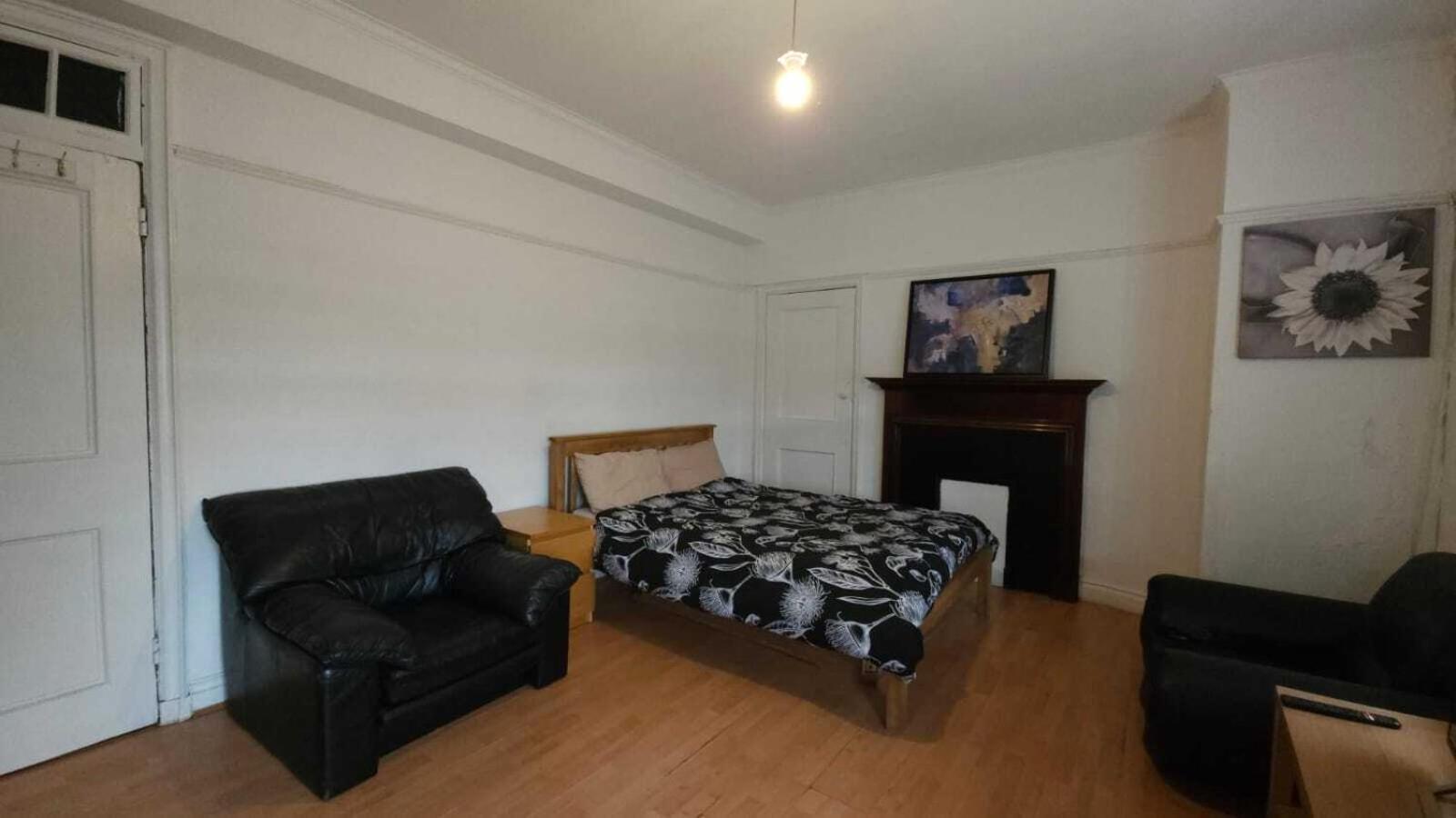 London Edgware Station Apartment Room photo