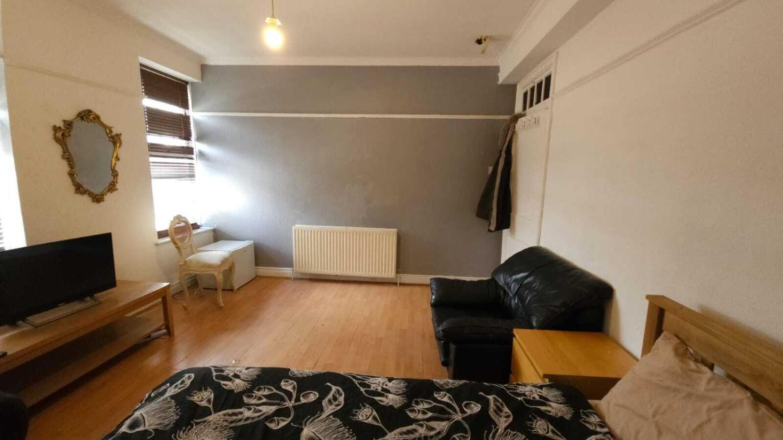 London Edgware Station Apartment Room photo