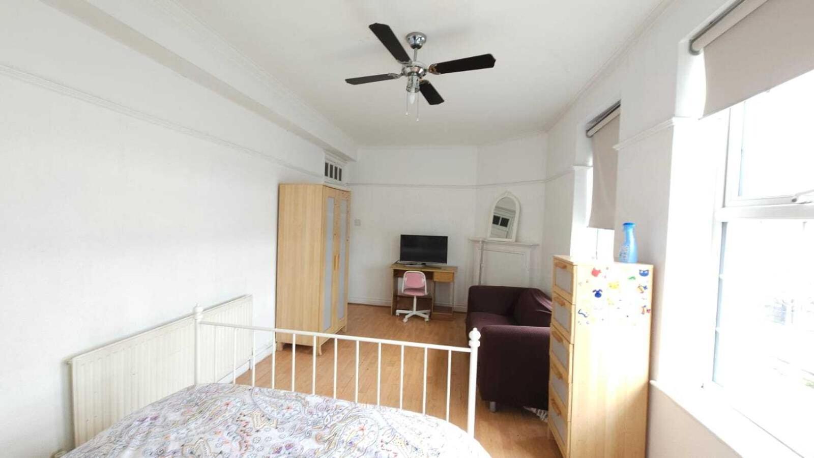 London Edgware Station Apartment Room photo